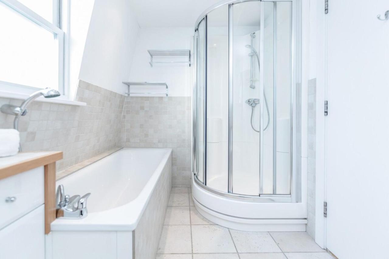 Beautiful 1 Bedroom Apartment In Victoria 런던 외부 사진